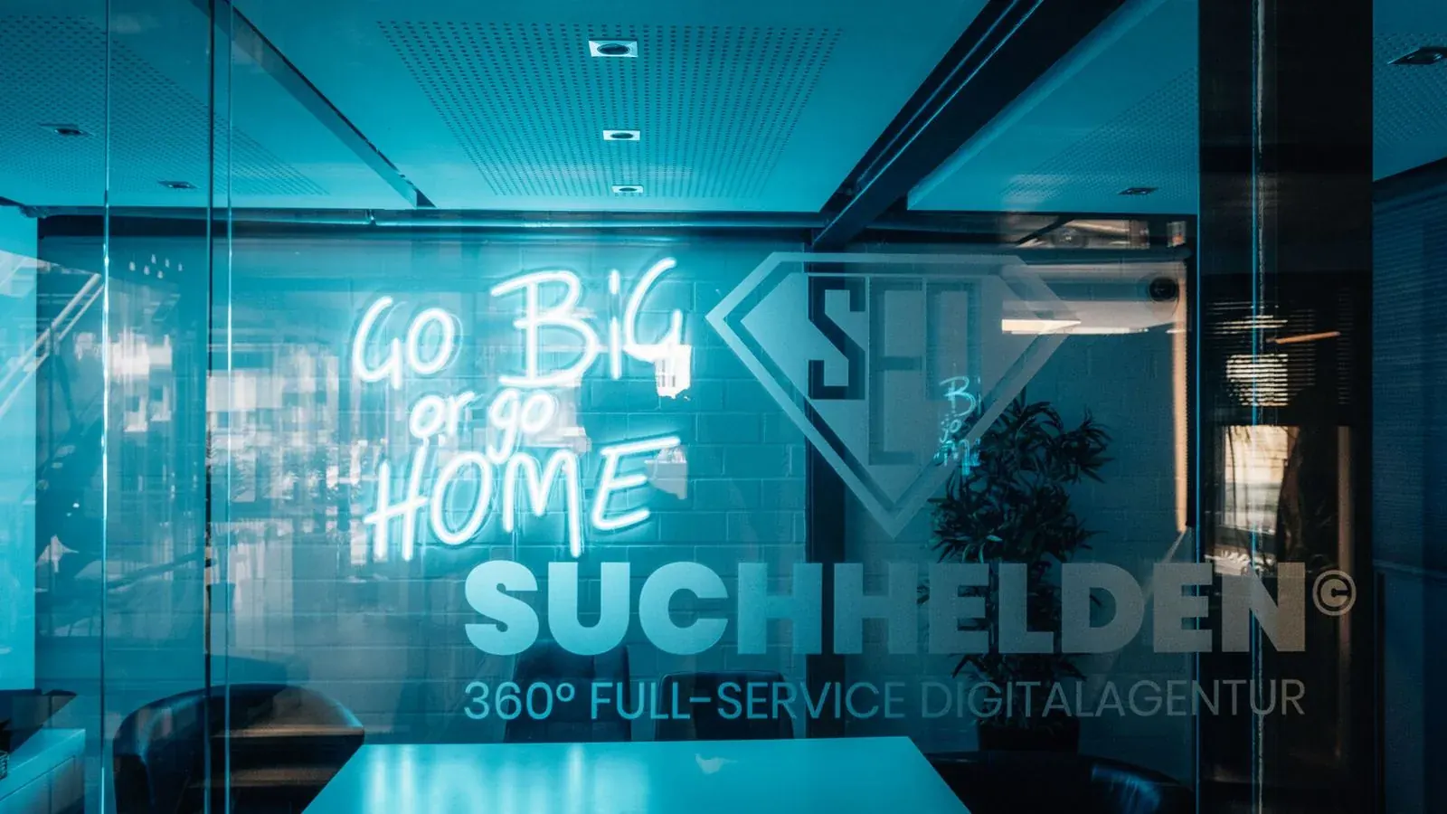 Glaswand mit „Go big or go home“ und Suchhelden-Schriftzug im Büro in Osnabrück Glaswand mit „Go big or go home“ und Suchhelden-Schriftzug im Büro in Osnabrück