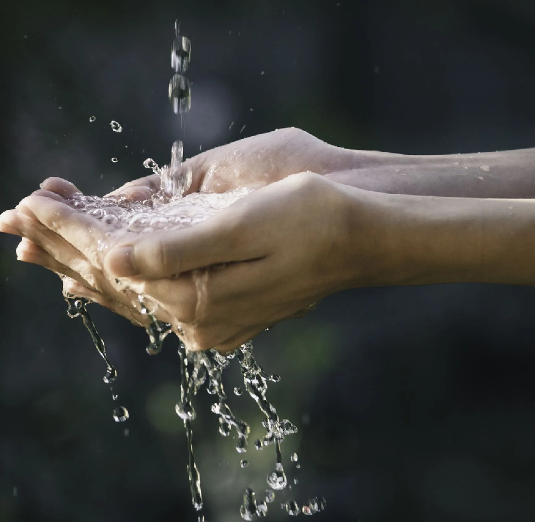 Hände unter fließendem Wasser am modernen Wasserhahn in wavin case study Hände unter fließendem Wasser am modernen Wasserhahn in wavin case study