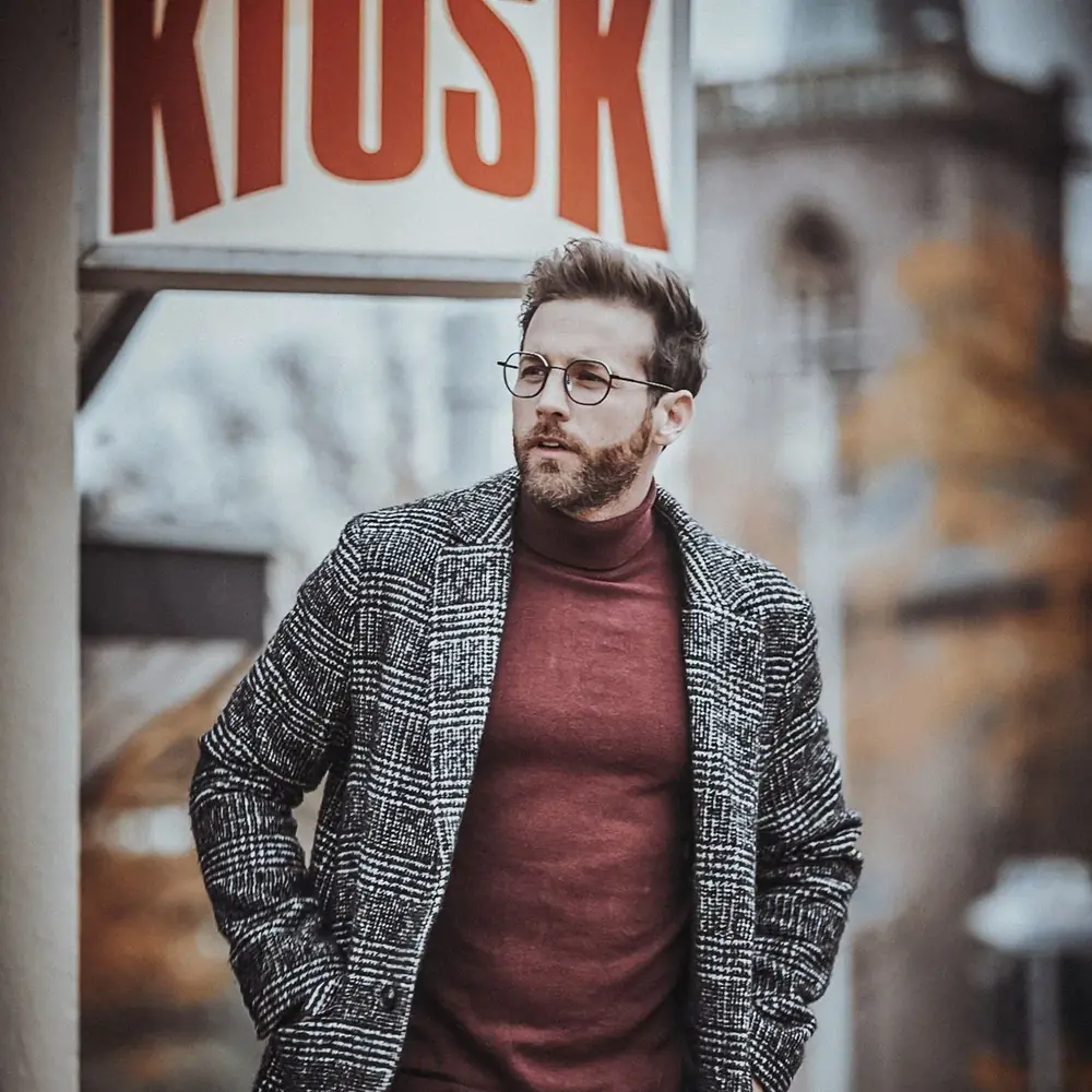 Mann mit Bart im karierten Jacket und Brille von Rottler Mann mit Bart im karierten Jacket und Brille von Rottler