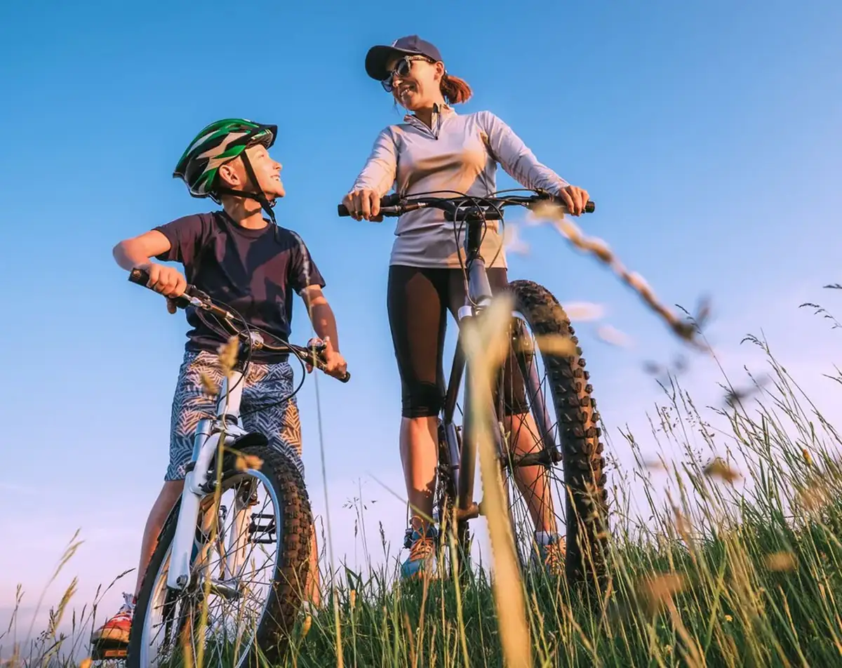 Mutter und Sohn, startbereit fuer eine Fahrradtour Mutter und Sohn, startbereit fuer eine Fahrradtour