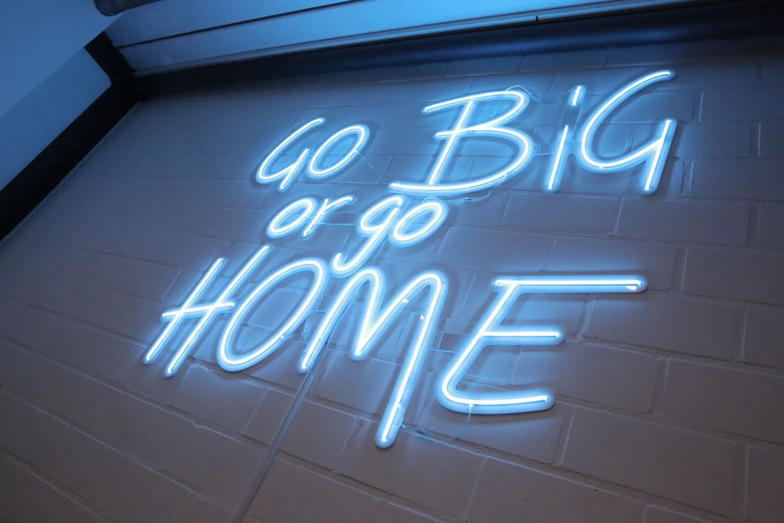 Neonschriftzug „Go big or go home“ im Suchhelden-Büro in Osnabrück Neonschriftzug „Go big or go home“ im Suchhelden-Büro in Osnabrück