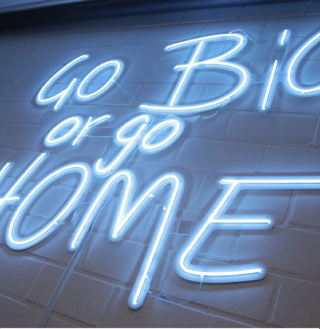 Neonschriftzug „Go big or go home“ im Suchhelden-Büro in Osnabrück