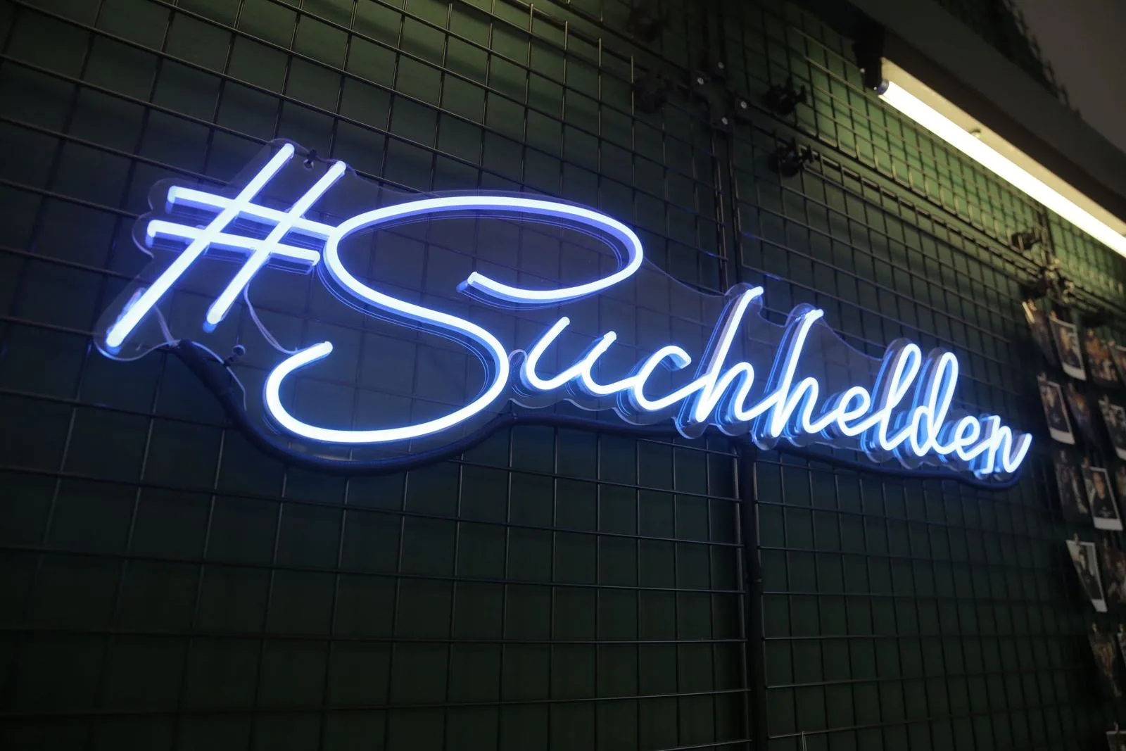 Neonschriftzug „#Suchhelden“ an der Fotowand im Suchhelden-Büro in Osnabrück Neonschriftzug „#Suchhelden“ an der Fotowand im Suchhelden-Büro in Osnabrück