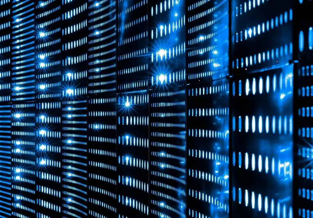 Serverraum mit leuchtenden Serverracks und blauen LED-Lichtern von manitu Serverraum mit leuchtenden Serverracks und blauen LED-Lichtern von manitu