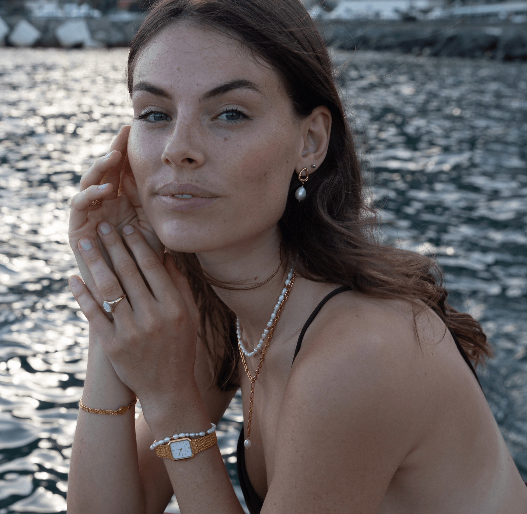 Frau mit elegantem Schmuck von Paul Valentine – Nahaufnahme von Hals und Kette