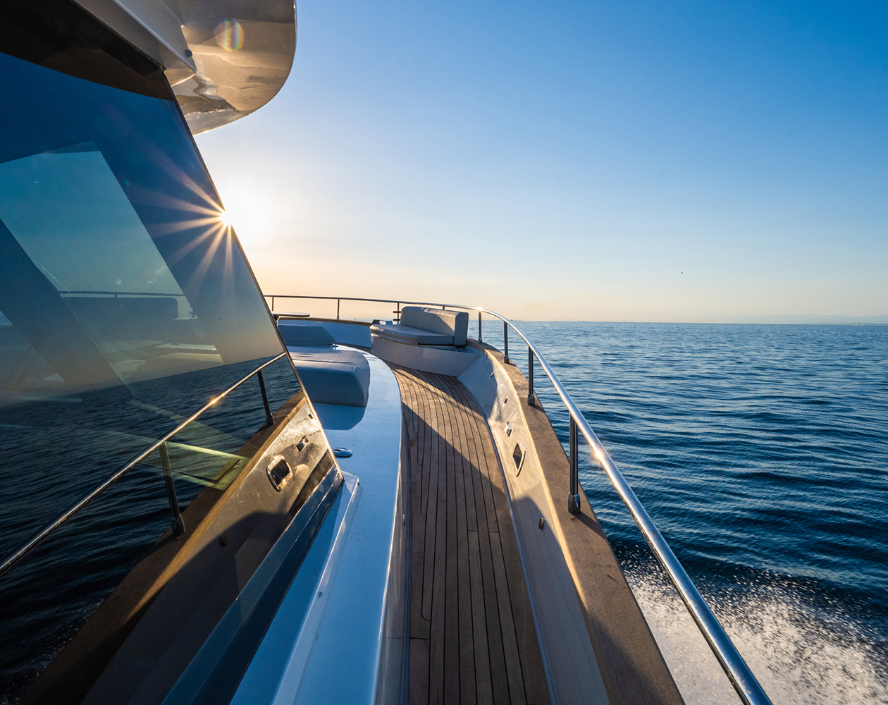 Luxusyacht bewegt sich im Meer vor blauem Himmel