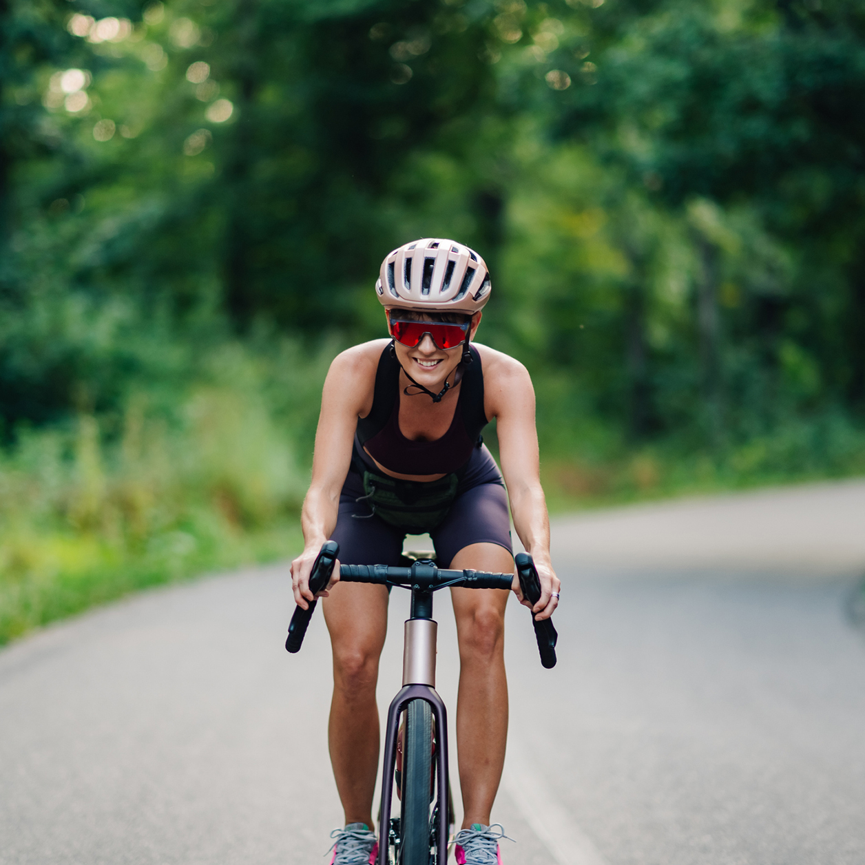 Junge Radfahrerin genießt eine Fahrt auf der Landstraße