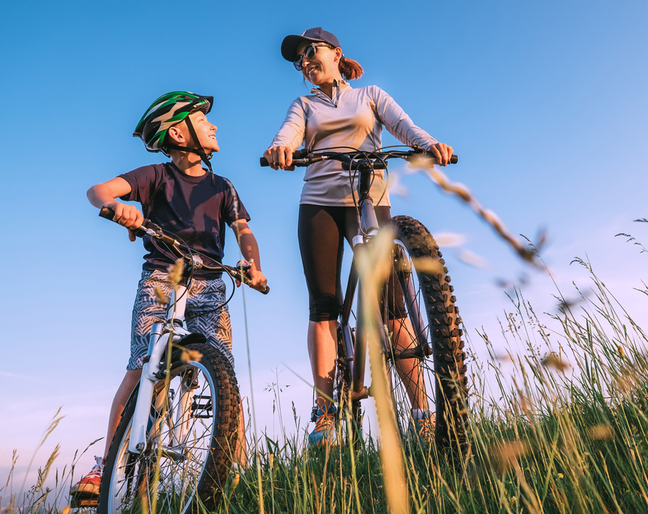 Mutter und Sohn, startbereit fuer eine Fahrradtour