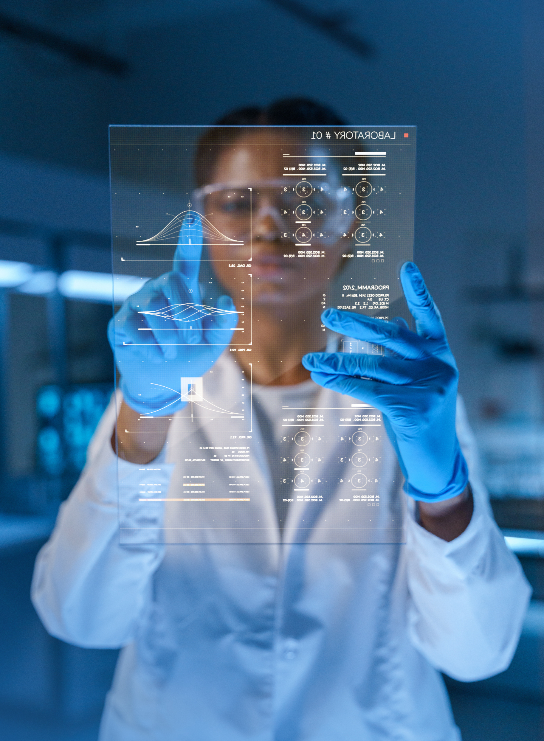 Junge Medizinerin in Laborkittel und Schutzhandschuhen arbeitet mit einem HUD-Bildschirm in einem futuristischen Labor