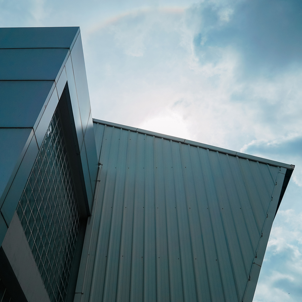 Ein Gebäude mit einem schrägen Dach und vielen Fenstern