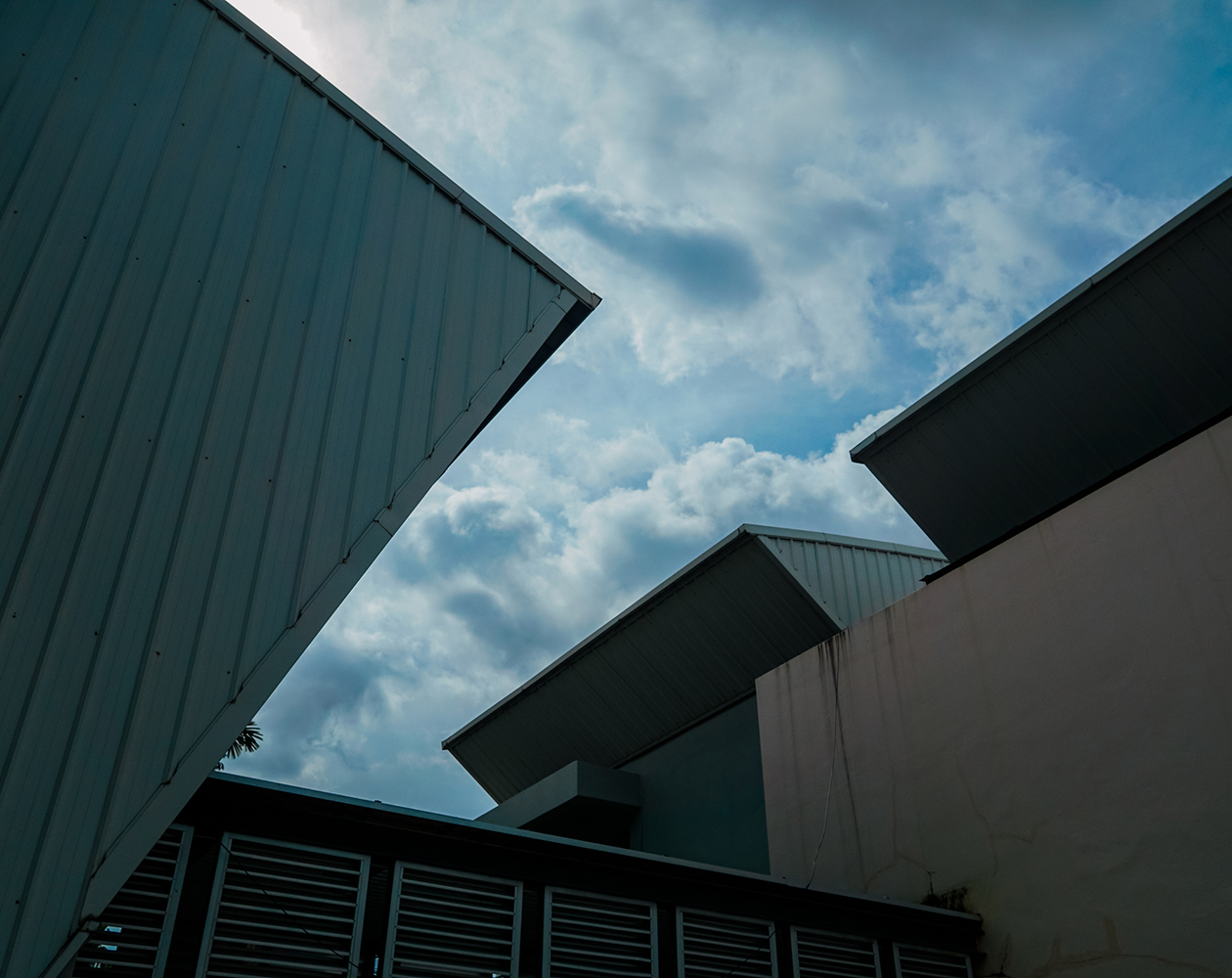 Eine Reihe von Gebäuden mit einem bewölkten Himmel darüber