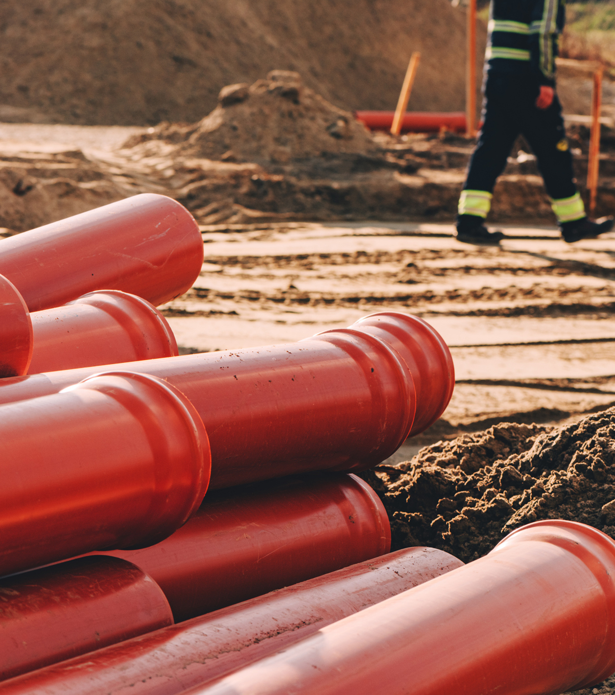 Kunststoff-Abwasserrohre auf der Baustelle zur Systemreparatur gestapelt