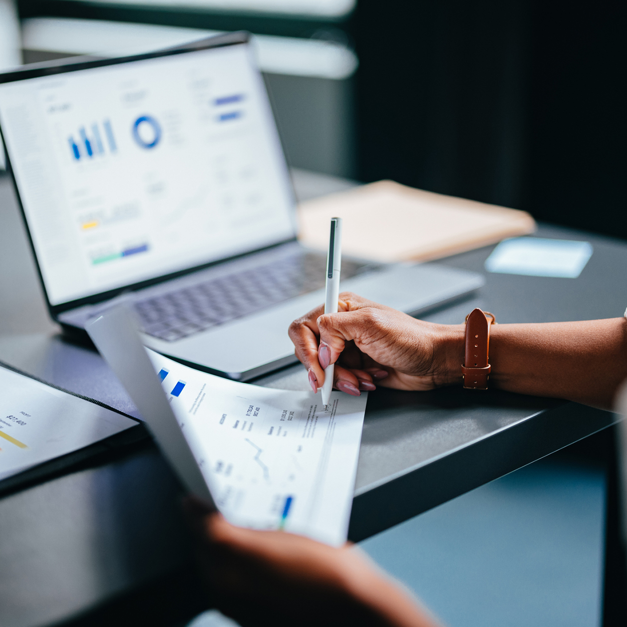 Nahaufnahme Foto von Frauenhaenden, die Bericht auf einem Papier schreiben