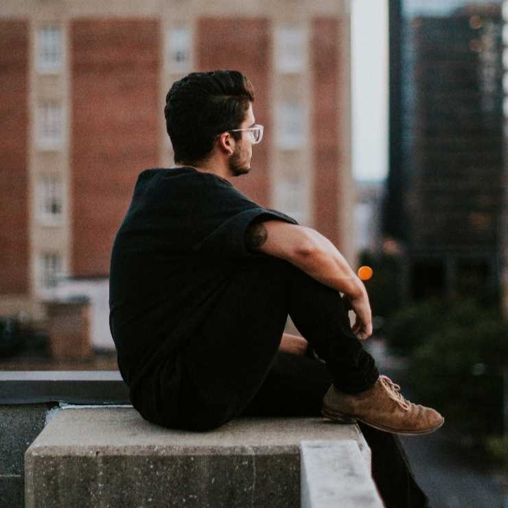 Frau jubelt über den Erfolg bei der SEO Agentur Suchhelden