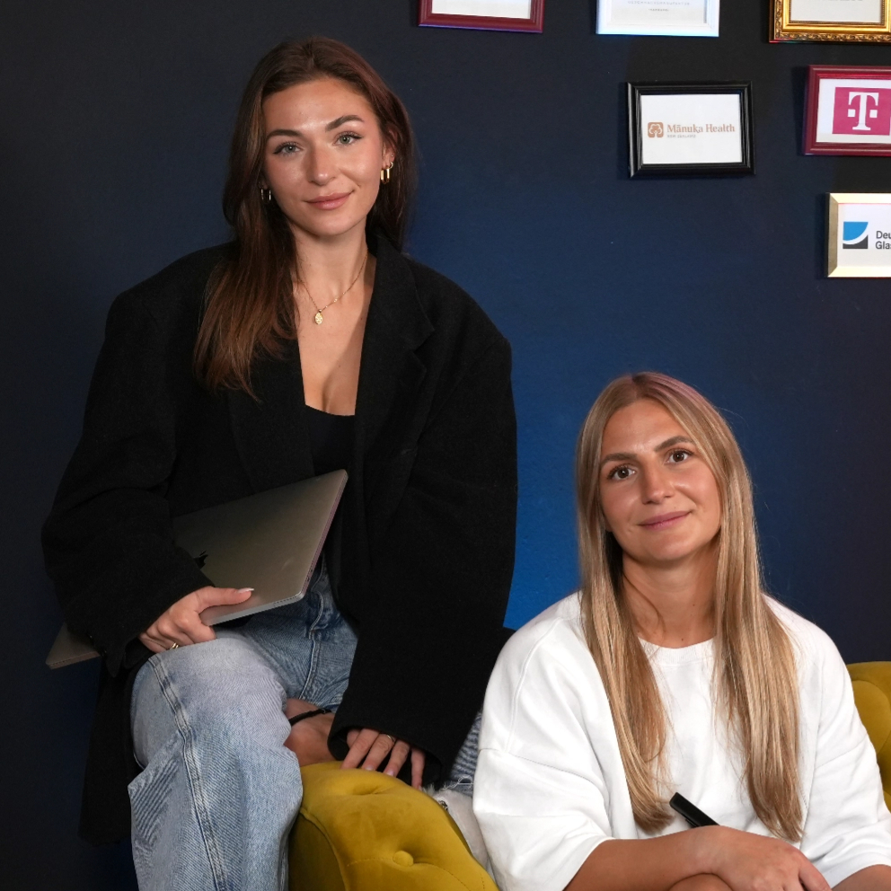 Person steht vor bunter Posterwand und überlegt passende SEO Agentur zu finden