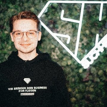 Mitarbeiterin oder Mitarbeiter der Suchhelden