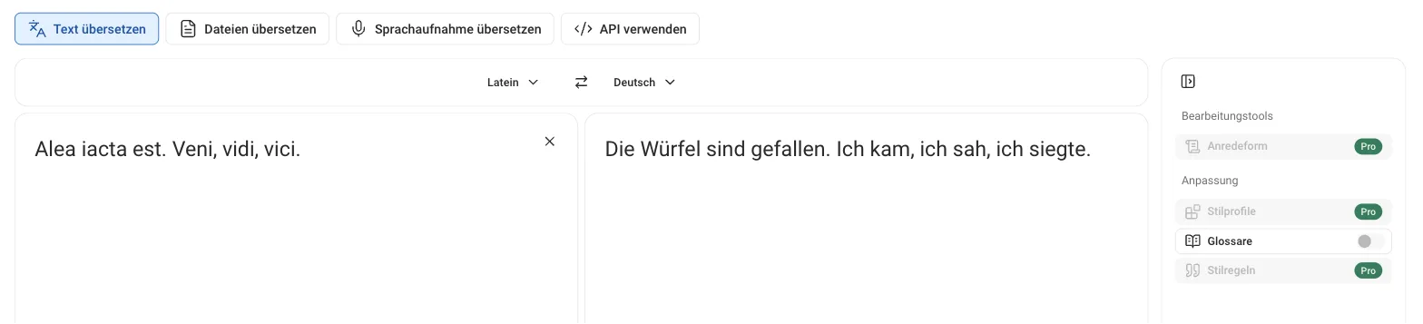 DeepL übersetzt „Alea iacta est. Veni, vidi, vici.“ aus dem Lateinischen: „Die Würfel sind gefallen. Ich kam, ich sah, ich siegte.“